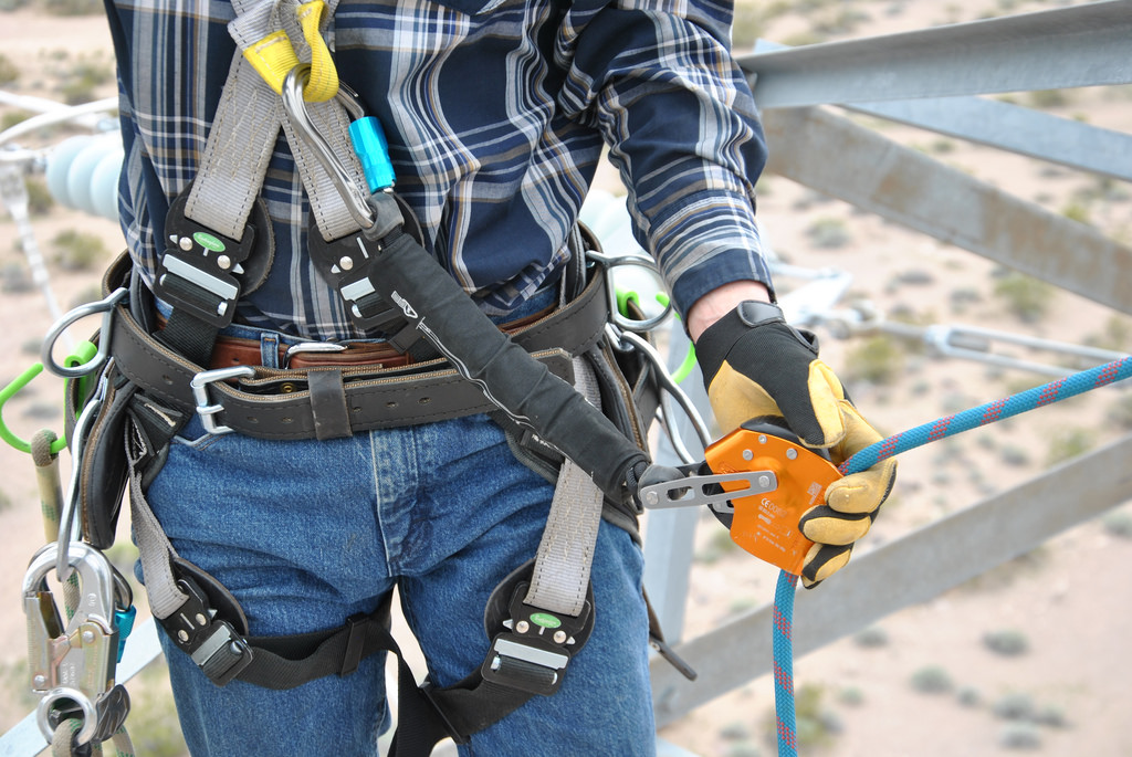 Full Body Harnesses/Lifelines Discussion Points OSHA Safety Manuals